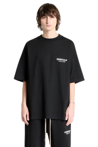 เสื้อยืดลายโลโก้ Arch SS24 ของ Fear Of God Essentials