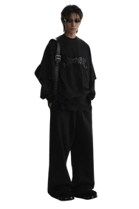 Masonprince Vintage Patch Tee black oversized streetwear outfit with wide pants and sunglasses